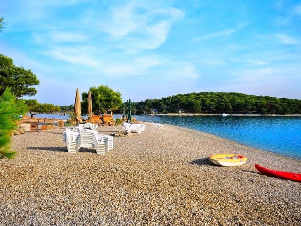 Beach House Ive With Jacuzzi, Pool, Playground And Bbq In An Olive Grove With A Beach, Pomer - Istria Exteriér fotografie